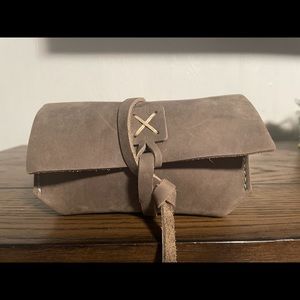 Traverse Draper leather sunglass case